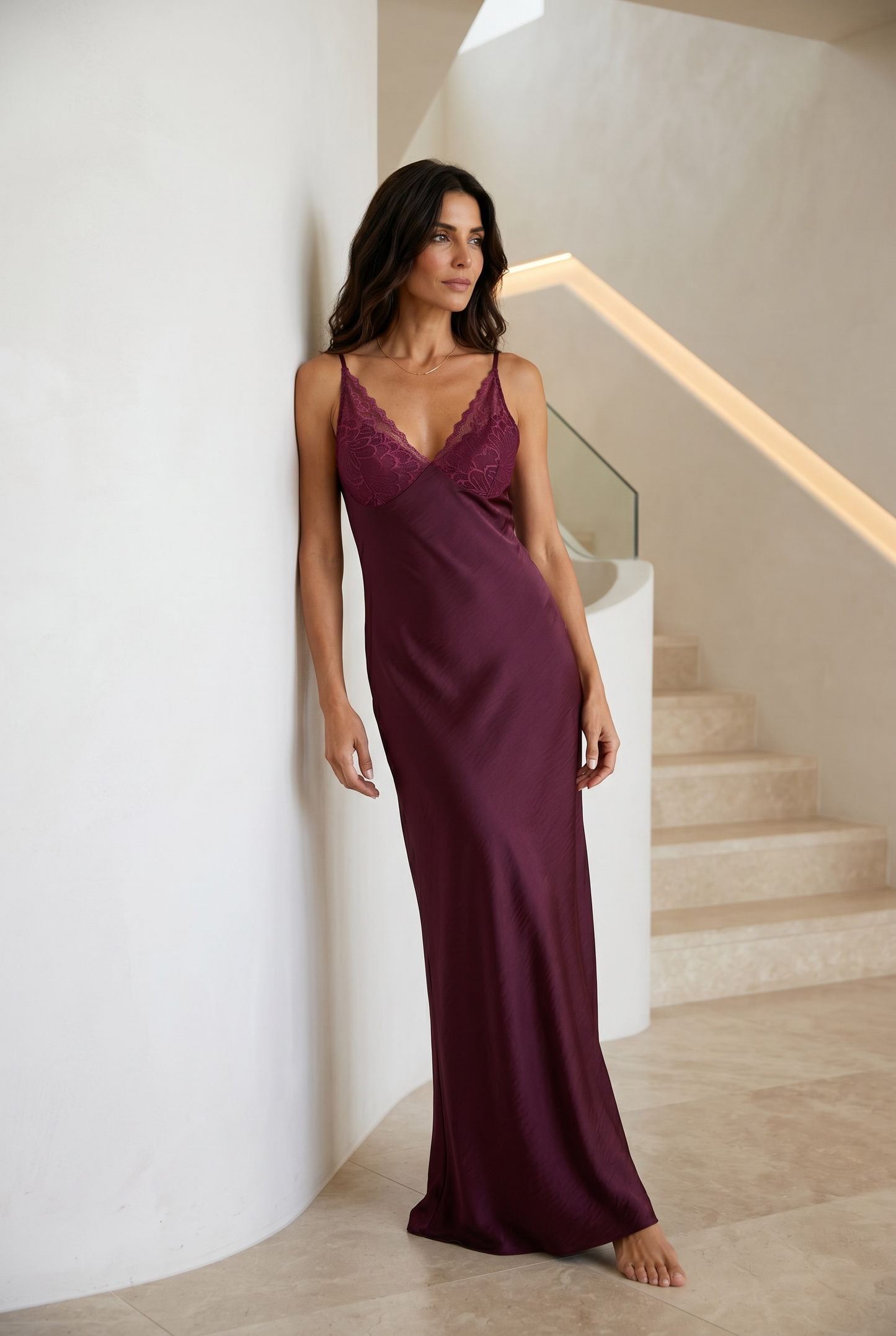 Abito Lungo Satin Burgundy con Dettagli in Pizzo