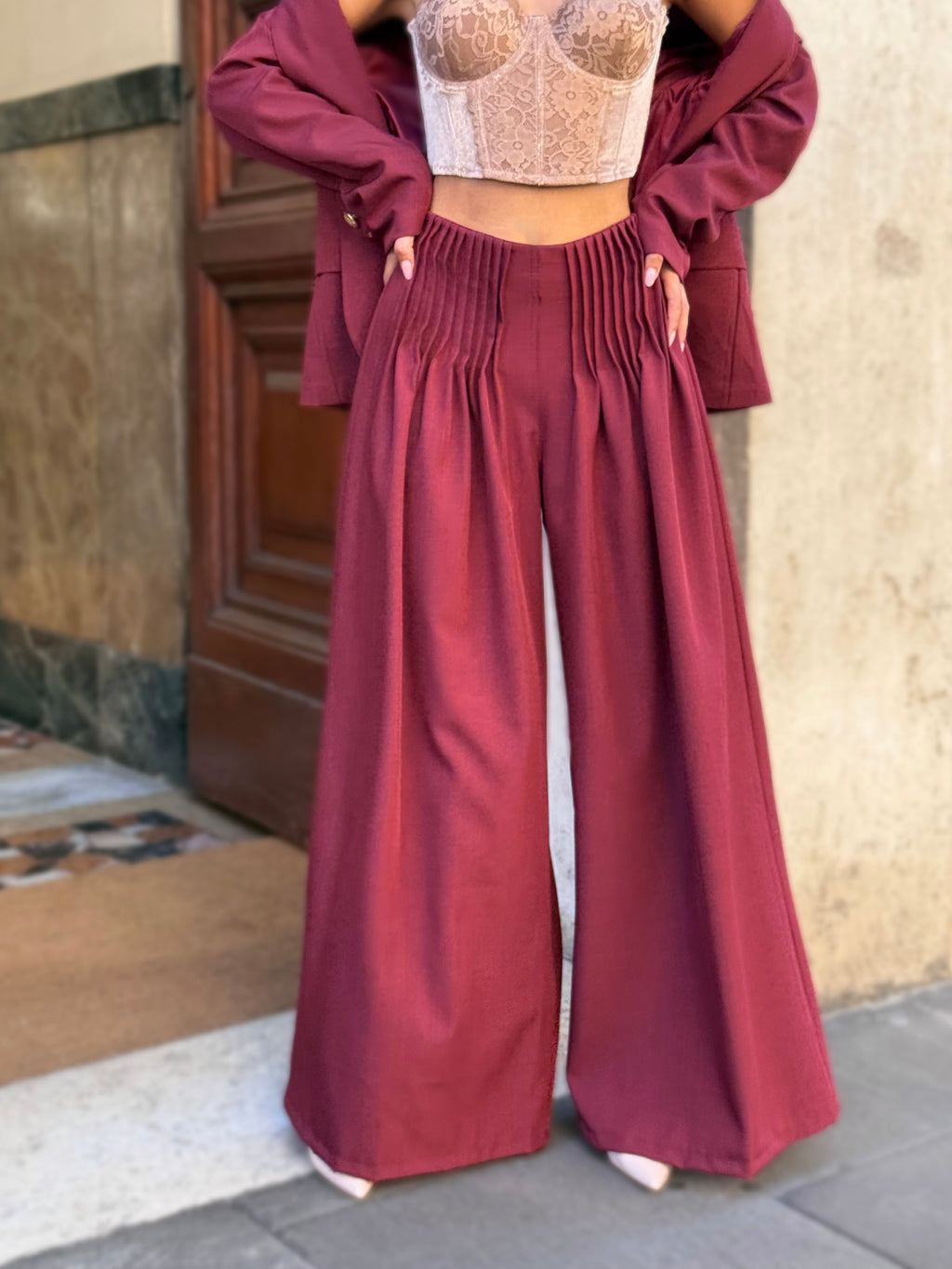Pantaloni Palazzo Bordeaux con Vita Plissé – Eleganti, Chic e Versatili
