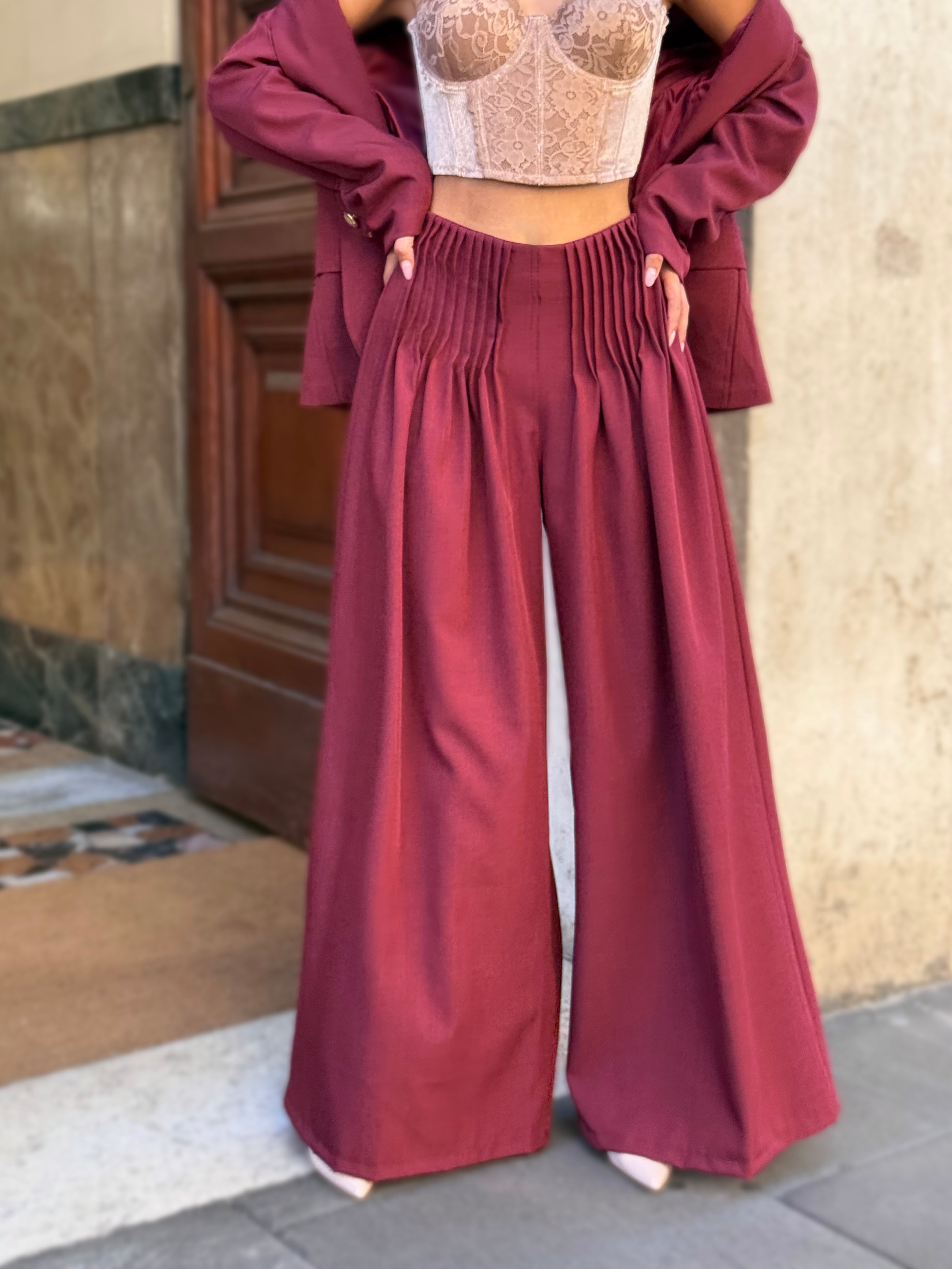 Pantaloni Palazzo Bordeaux con Vita Plissé – Eleganti, Chic e Versatili