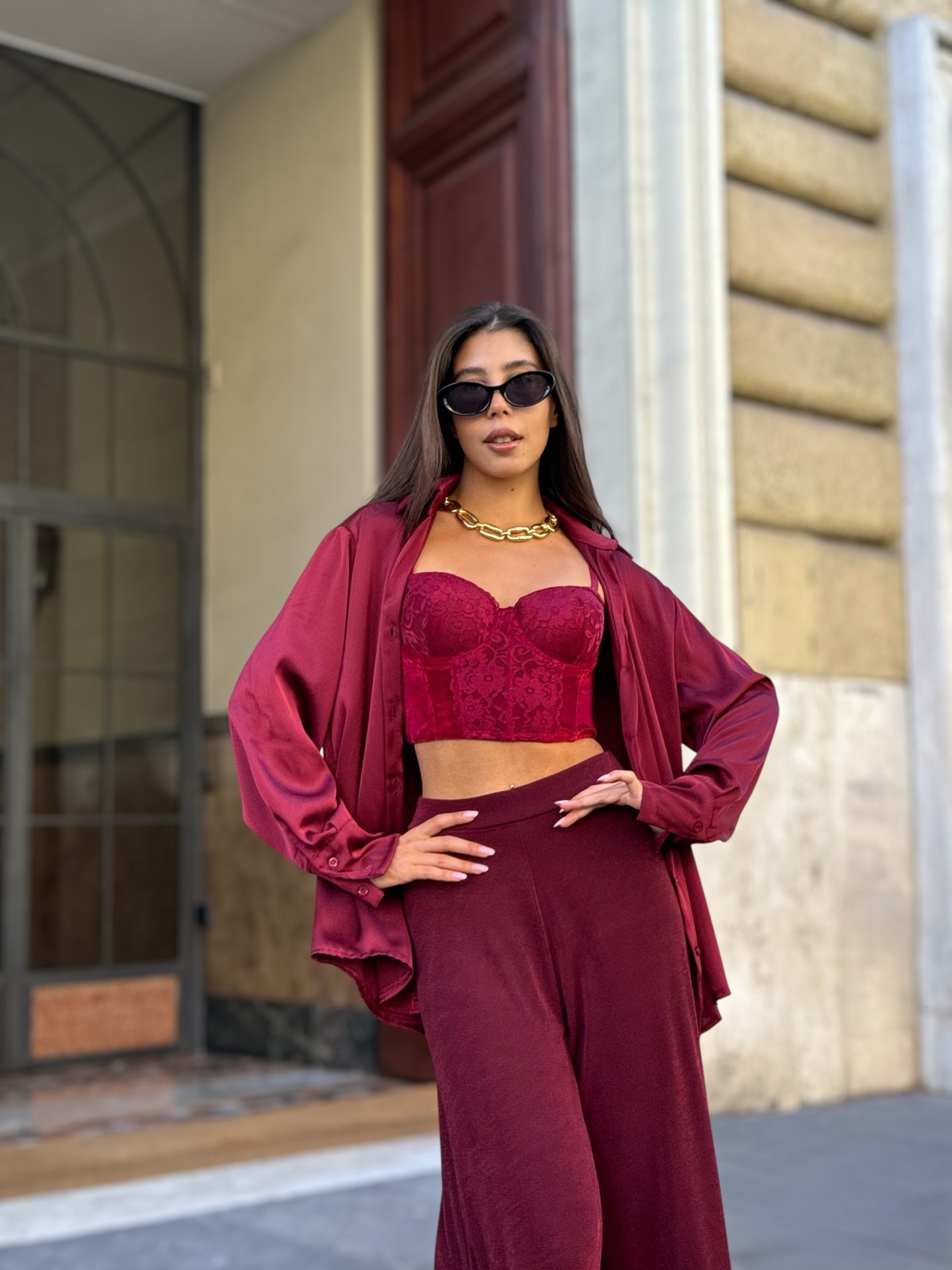 Camicia satinata oversize color borgogna – Elegante e luminosa