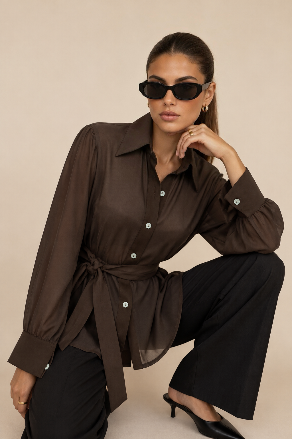 Camicia elegante in chiffon marrone con cintura e fiocco