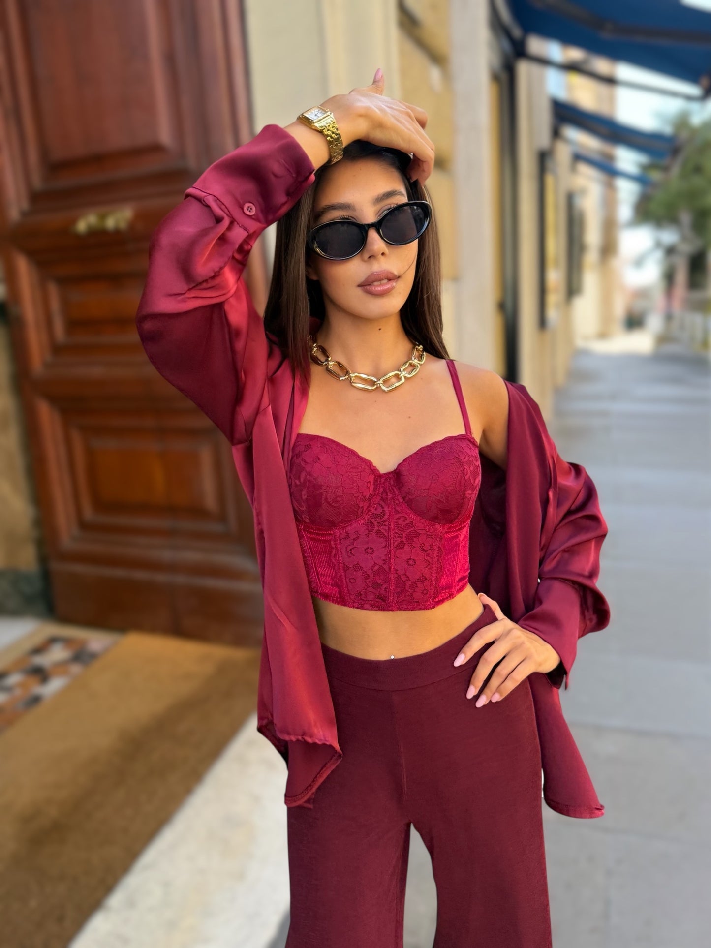 Camicia satinata oversize color borgogna – Elegante e luminosa