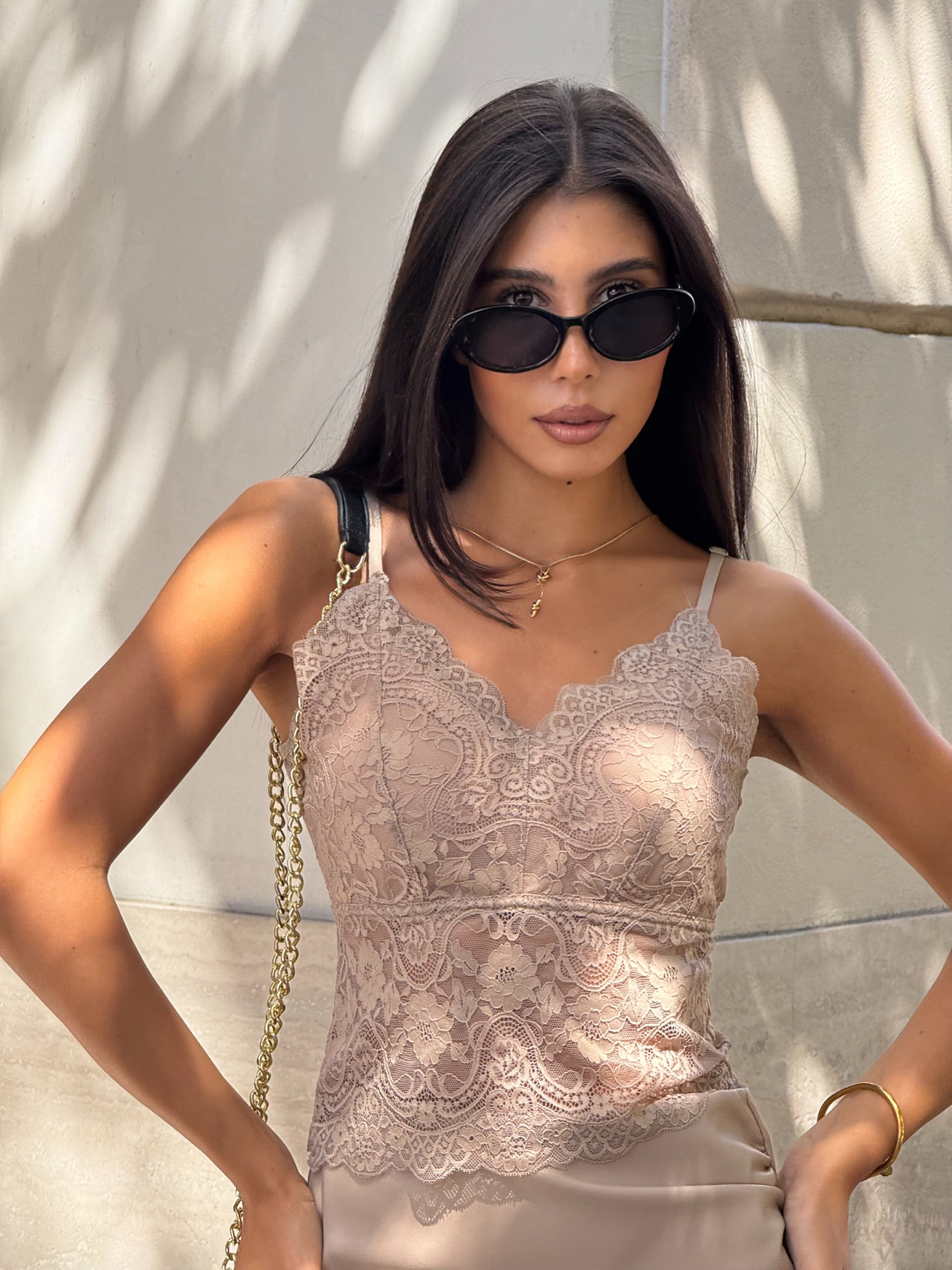 Top in Pizzo Nude con Spalline Sottili e Coppe