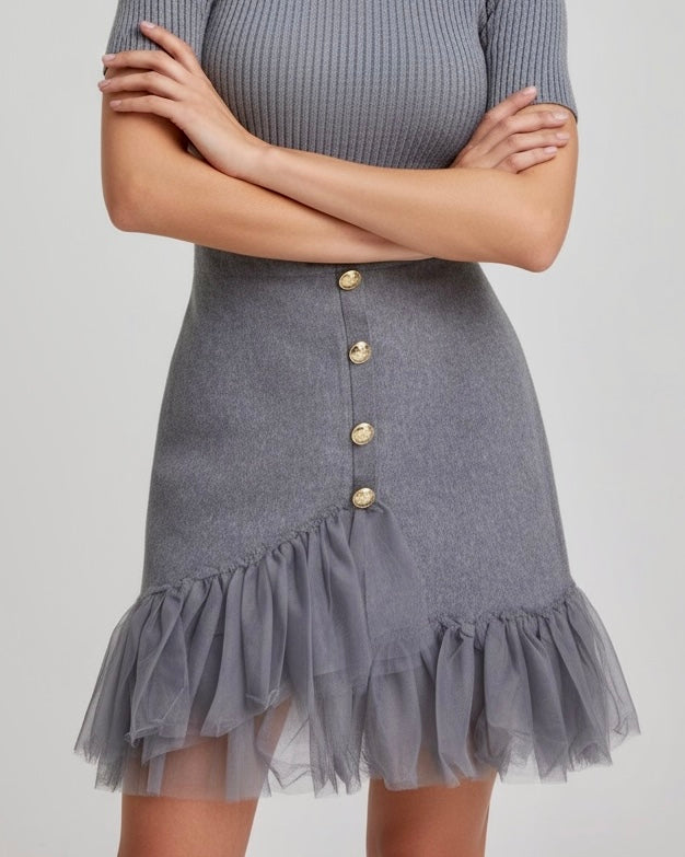 Gonna grigia con bottoni dorati e balza in tulle