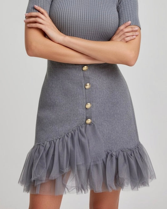 Gonna grigia con bottoni dorati e balza in tulle