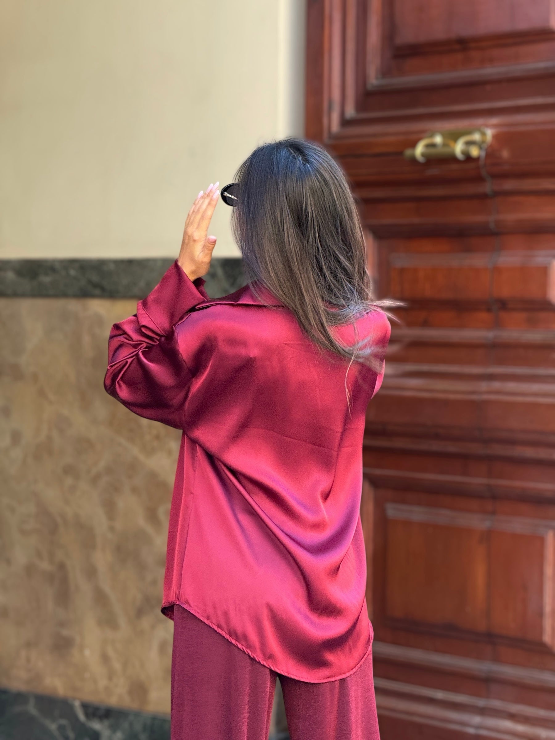 Camicia satinata oversize color borgogna – Elegante e luminosa