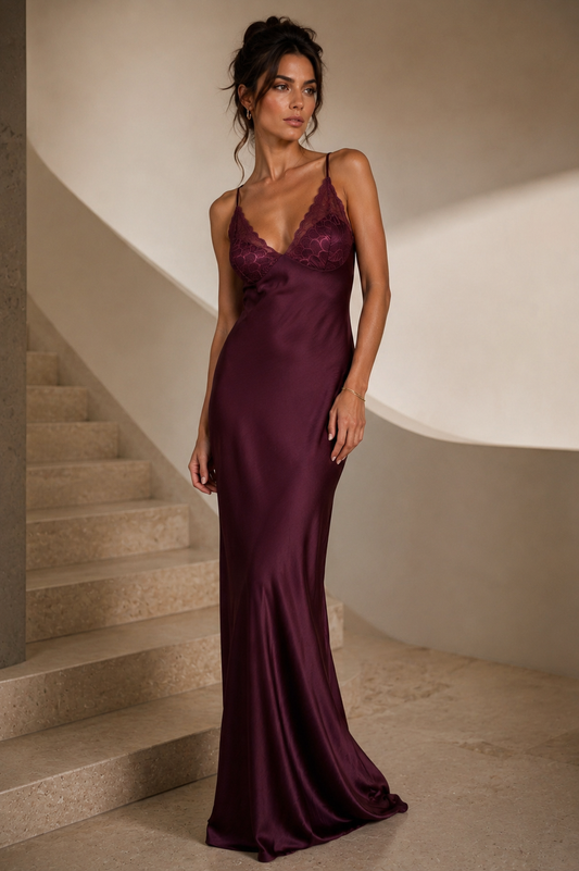 Abito Lungo Satin Burgundy con Dettagli in Pizzo