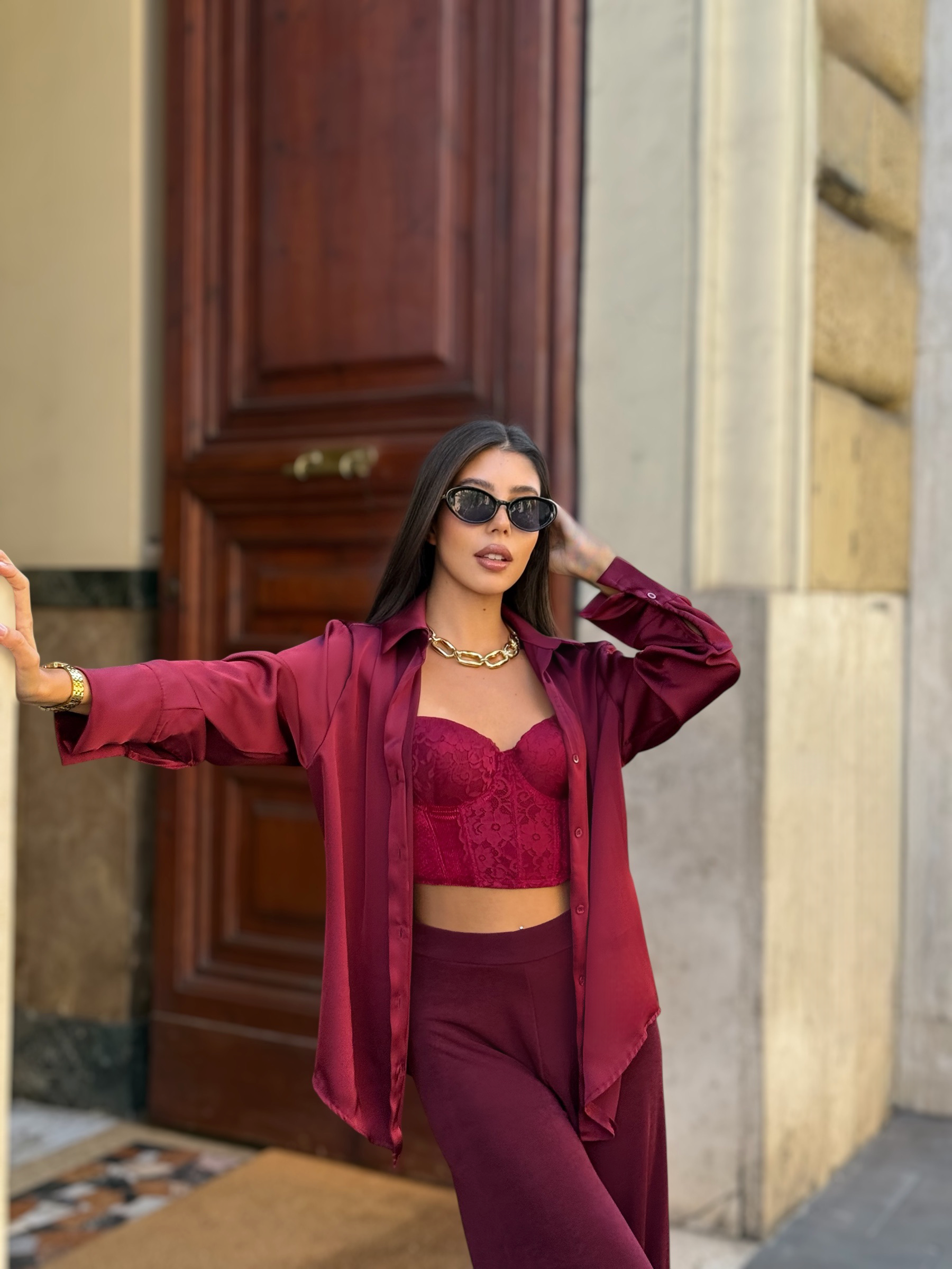 Camicia satinata oversize color borgogna – Elegante e luminosa
