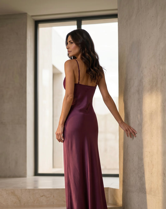 Abito Lungo Satin Burgundy con Dettagli in Pizzo