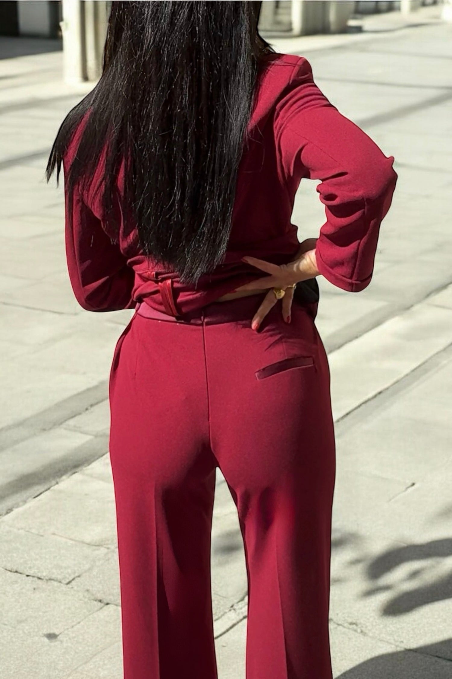 Pantalone a Zampa Bordeaux Elasticizzato con Dettagli in Raso – Vestibilità Perfetta
