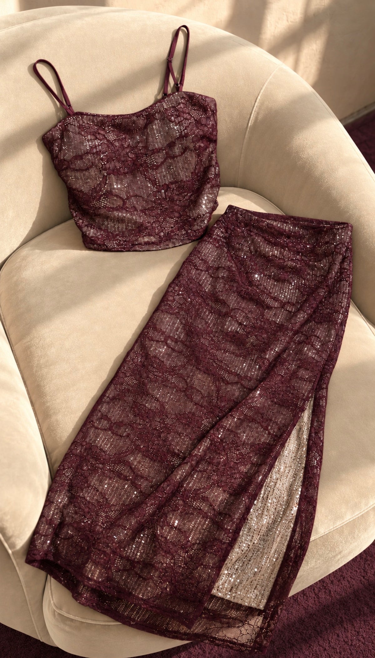 Completo prugna in pizzo e paillettes – Top corto e gonna midi